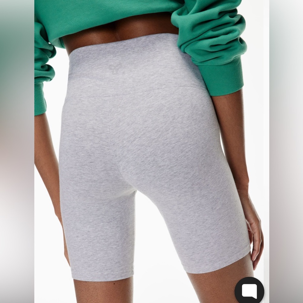 BNWT Aritzia TNA Chill 7” Hi Rise Shorts